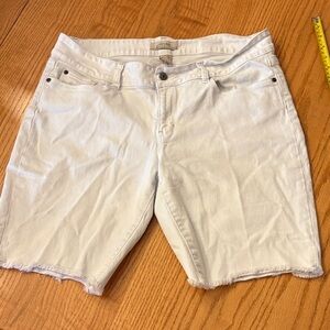 Natural Reflections White Denim Bermuda Shorts with Frayed Hem